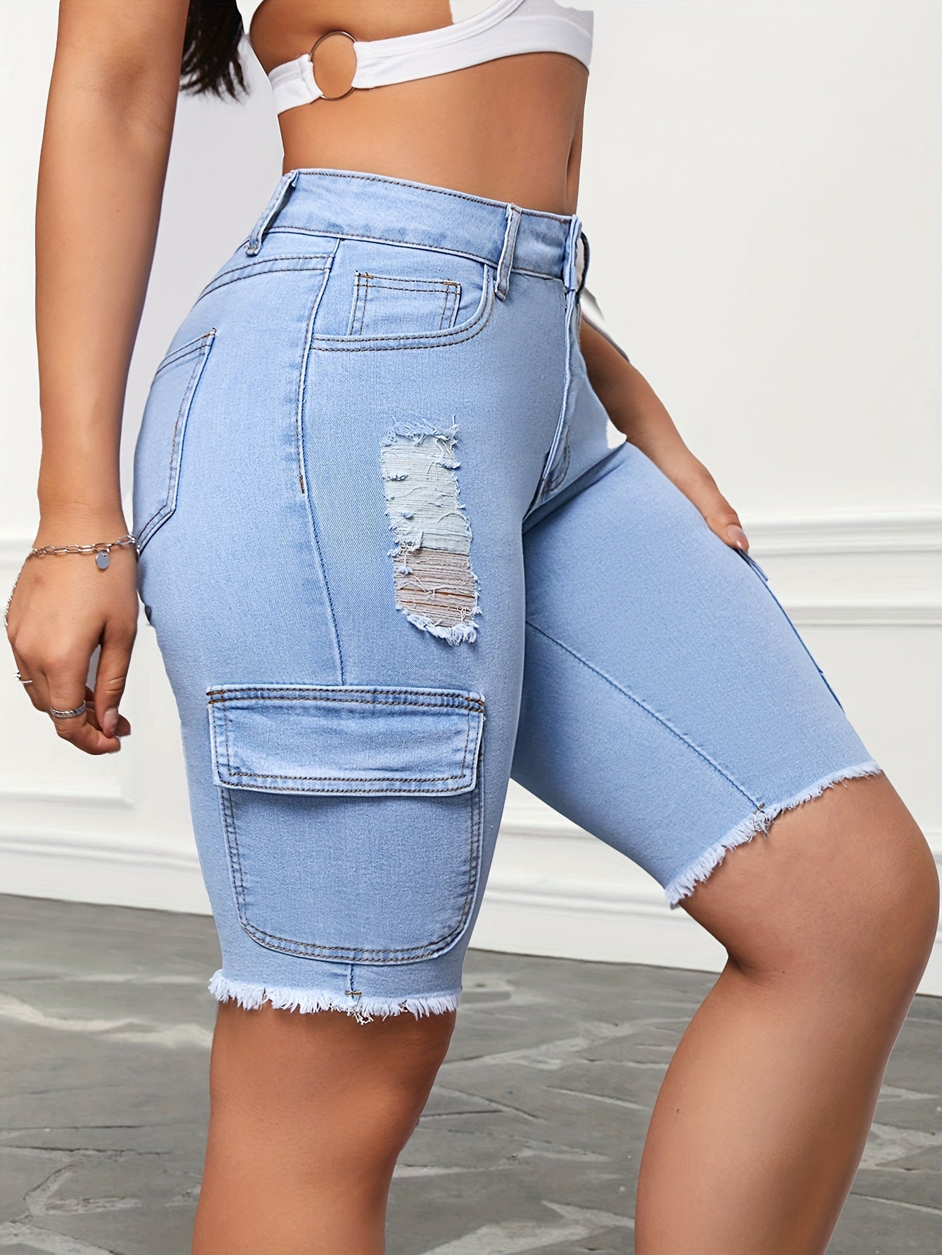 Short en jean bermuda taille haute extensible avec poches à rabat pour femmes, ourlet déchiré à la mode, short en jean longueur genou streetwear