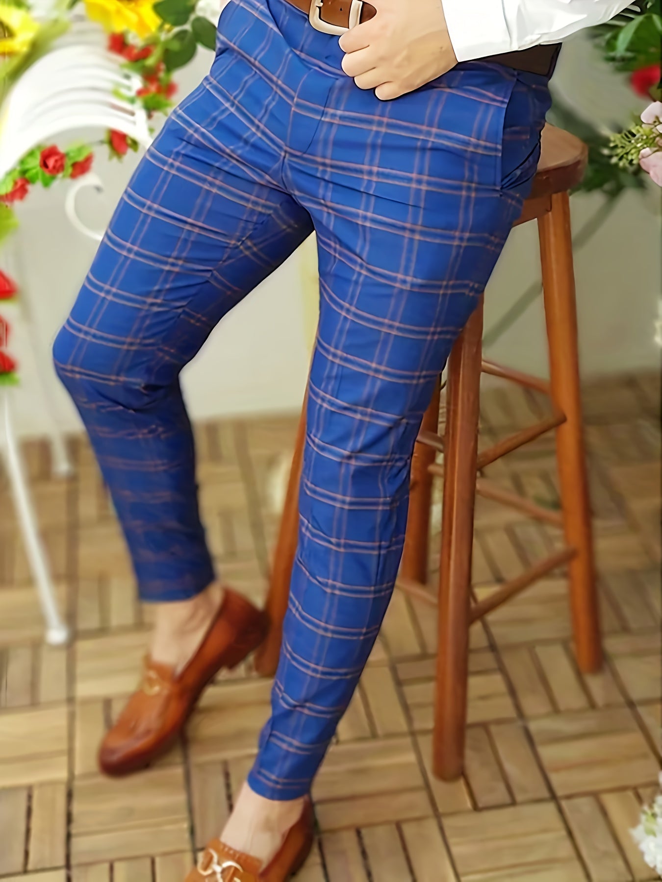 Pantalon décontracté à carreaux pour homme avec imprimé numérique et poches, adapté aux tenues de ville.