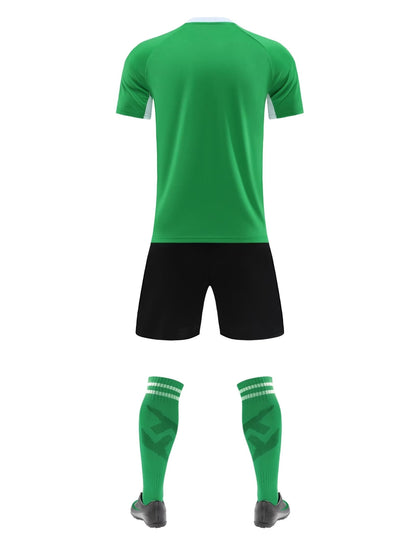 Ensemble uniforme de football en polyester pour hommes - Maillot de football de style sportif, short et kit de chaussettes avec une légère élasticité, tissu tricoté pour adultes.